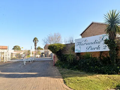 2 Bedroom Apartment For Sale in Roodepoort - xFb8.webp