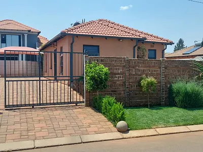 3 Bedroom House To Rent in Soweto - 8hJY.webp