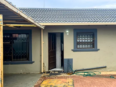 3 Bedroom House To Rent in Soweto - Ayu7.webp