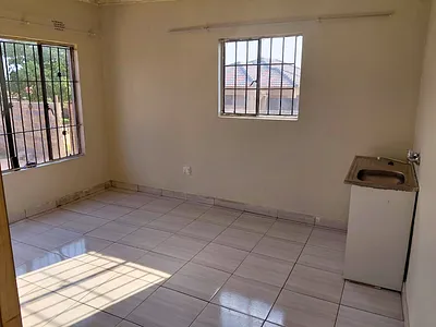 Room To Rent in Soweto - v6zh.webp