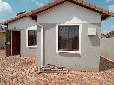 3 Bedroom House To Rent in Soweto - V2u8.webp