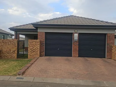 3 Bedroom House For Sale in Roodepoort - I9Wh.webp