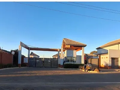 4 Bedroom House For Sale in Kempton Park - m9Ot.webp