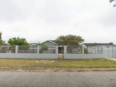 3 Bedroom House To Rent in Port Elizabeth - U0EL.webp