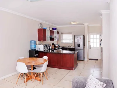 2 Bedroom Apartment For Sale in Port Elizabeth - Zmx5.webp
