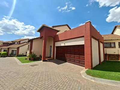 3 Bedroom Townhouse To Rent in Randburg - szJ7.webp