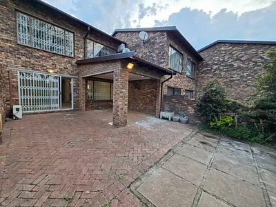 3 Bedroom Townhouse To Rent in Randburg - ufH6.webp