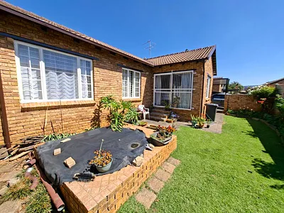 3 Bedroom Townhouse To Rent in Roodepoort - OSLh.webp
