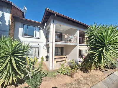 2 Bedroom Townhouse For Sale in Roodepoort - o6LT.webp