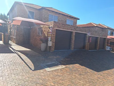 3 Bedroom Townhouse To Rent in Roodepoort - 6xEo.webp