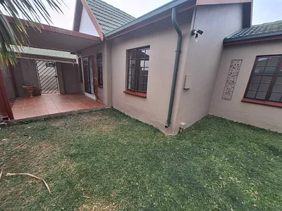 2 Bedroom Townhouse To Rent in Roodepoort - MbJv.webp