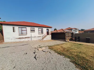 3 Bedroom House To Rent in Roodepoort - urIF.webp