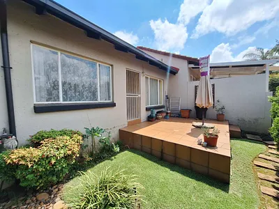 2 Bedroom Townhouse To Rent in Roodepoort - lhof.webp