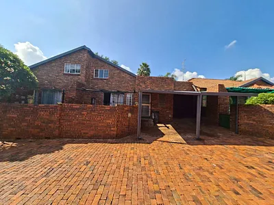 2 Bedroom Townhouse To Rent in Roodepoort - img