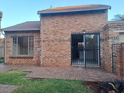 2 Bedroom Townhouse For Sale in Centurion - iY63.webp