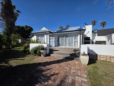 3 Bedroom House For Sale in Jeffreys Bay - V7Aq.webp