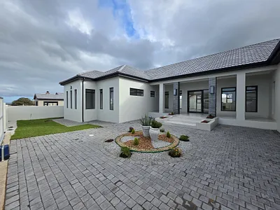 4 Bedroom House For Sale in Jeffreys Bay - img