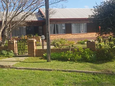 4 Bedroom House For Sale in Kareedouw - uSfW.webp