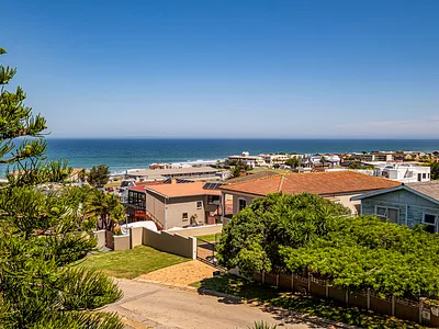 4 Bedroom House For Sale in Jeffreys Bay - SjZM.webp
