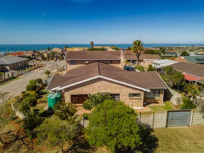 5 Bedroom House For Sale in Jeffreys Bay - 6xc1.webp