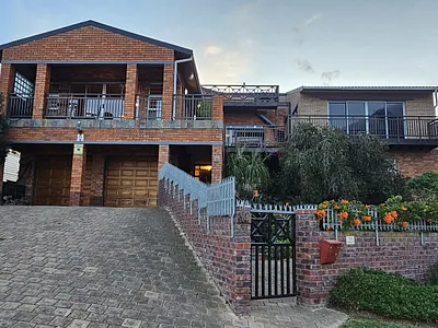 4 Bedroom House For Sale in Jeffreys Bay - s2Pq.webp