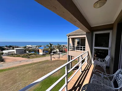 4 Bedroom House For Sale in Jeffreys Bay - upzQ.webp
