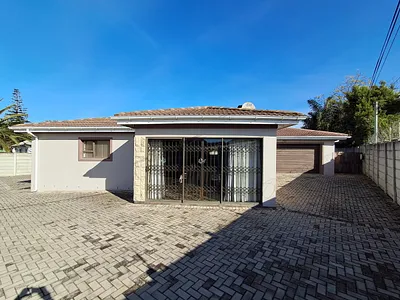 2 Bedroom House For Sale in Humansdorp - tn8J.webp