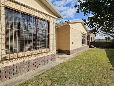 3 Bedroom House For Sale in Jeffreys Bay - oBTk.webp