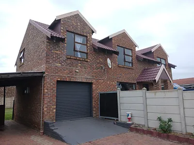 4 Bedroom House For Sale in Jeffreys Bay - zr2G.webp