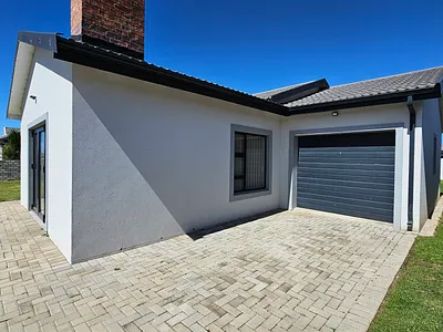 3 Bedroom House For Sale in Jeffreys Bay - Qh4o.webp