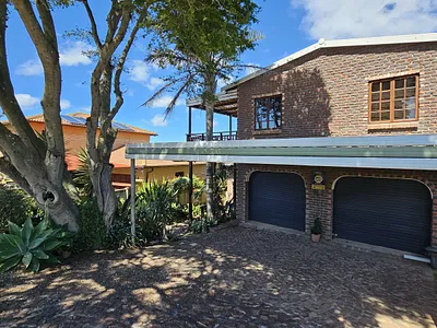 4 Bedroom House For Sale in Jeffreys Bay - hWHz.webp