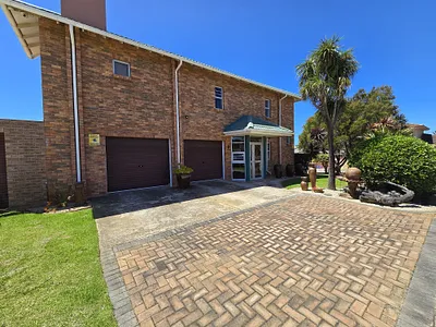 4 Bedroom House For Sale in Jeffreys Bay - Zajt.webp