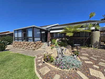 3 Bedroom House For Sale in Jeffreys Bay - nr31.webp