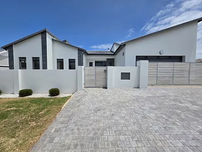 4 Bedroom House For Sale in Jeffreys Bay - RgHt.webp