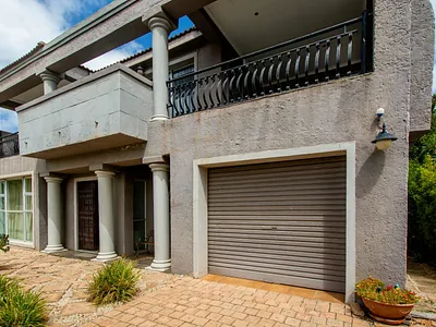 4 Bedroom House For Sale in Jeffreys Bay - r6U1.webp