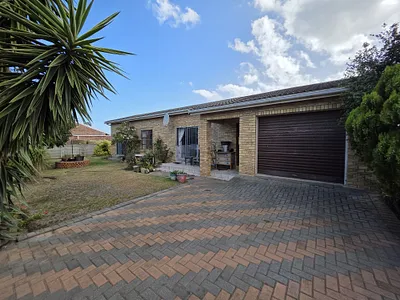 3 Bedroom House For Sale in Jeffreys Bay - zbvM.webp