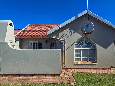 2 Bedroom Townhouse For Sale in Jeffreys Bay - 7uNh.webp
