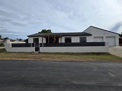 3 Bedroom House For Sale in Jeffreys Bay - pWtr.webp