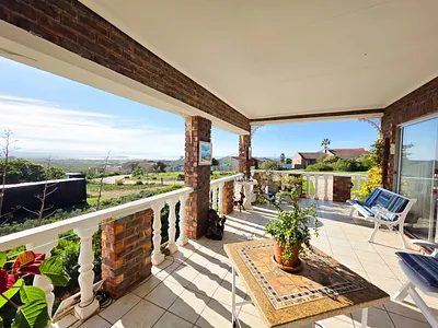 4 Bedroom House For Sale in Jeffreys Bay - wU9Z.webp