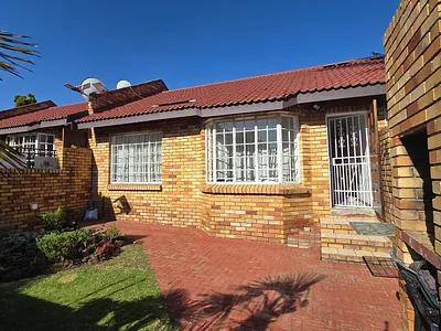 2 Bedroom Townhouse For Sale in Kempton Park - Mz5o.webp