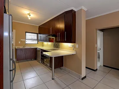 2 Bedroom Townhouse To Rent in Edenvale - CAyo.webp