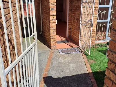 2 Bedroom Townhouse To Rent in Edenvale - img