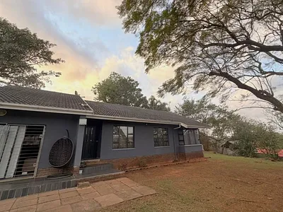 4 Bedroom House For Sale in Amanzimtoti - NsJ3.webp