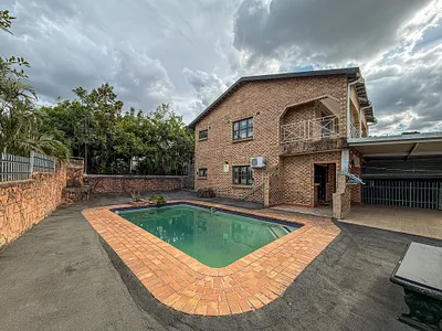 4 Bedroom House To Rent in Amanzimtoti - 4Ych.webp