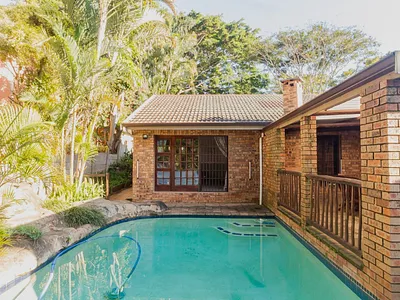 4 Bedroom House For Sale in Amanzimtoti - I1t2.webp