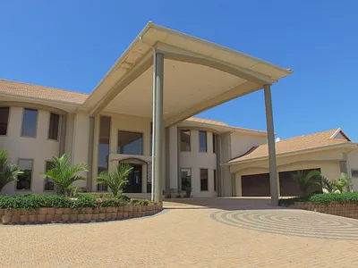 7 Bedroom House For Sale in Amanzimtoti - Kkyy.webp