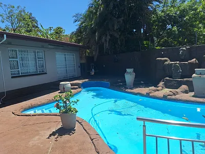 4 Bedroom House For Sale in Amanzimtoti - YfcT.webp
