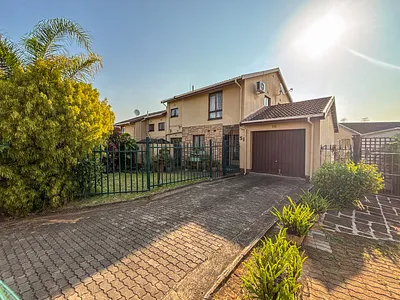 3 Bedroom Townhouse For Sale in Amanzimtoti - hukY.webp