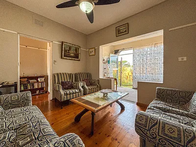 2 Bedroom Apartment For Sale in Amanzimtoti - y5a0.webp