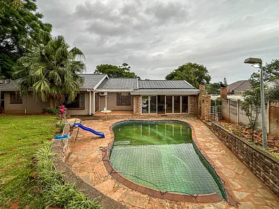 4 Bedroom House For Sale in Amanzimtoti - ql8e.webp